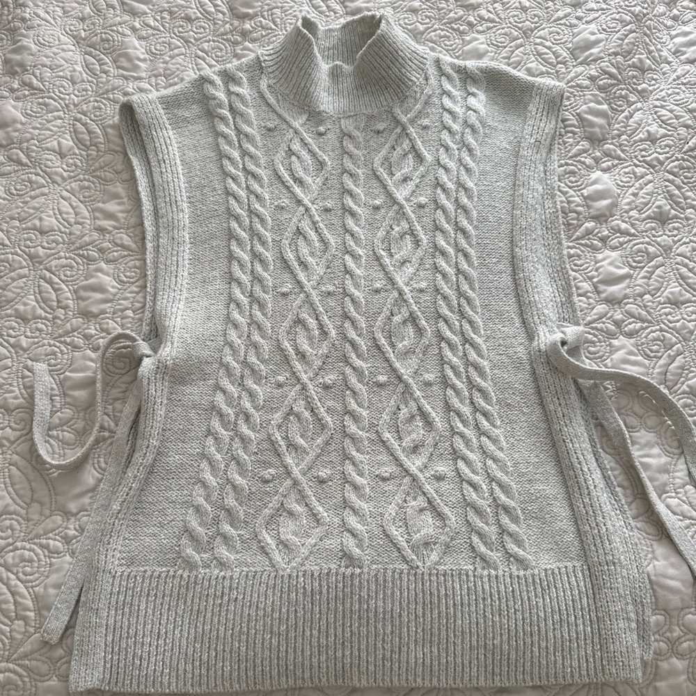 Signature by Reitmans Cable Knit Sleeveless Tunic – Size Medium - Picture 1 of 8